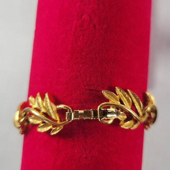 Napier Gold-Tone Vintage Classic Mobwife Professional Elegant Leaf Bracelet - Picture 4 of 6